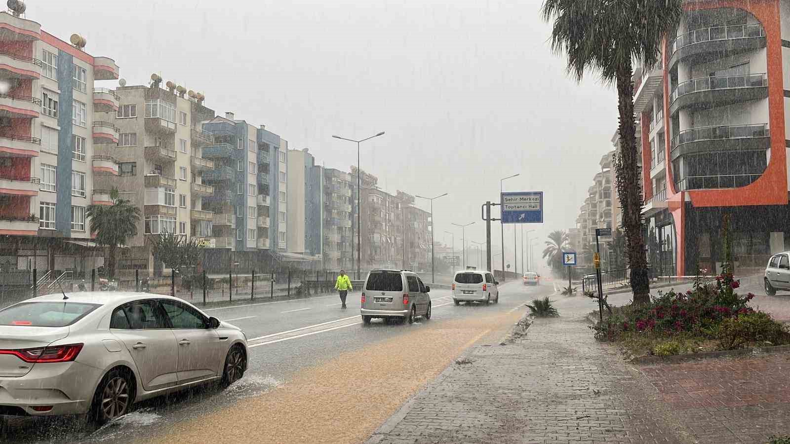 alanyada-saganak-yagis-trafigi-felc-etti