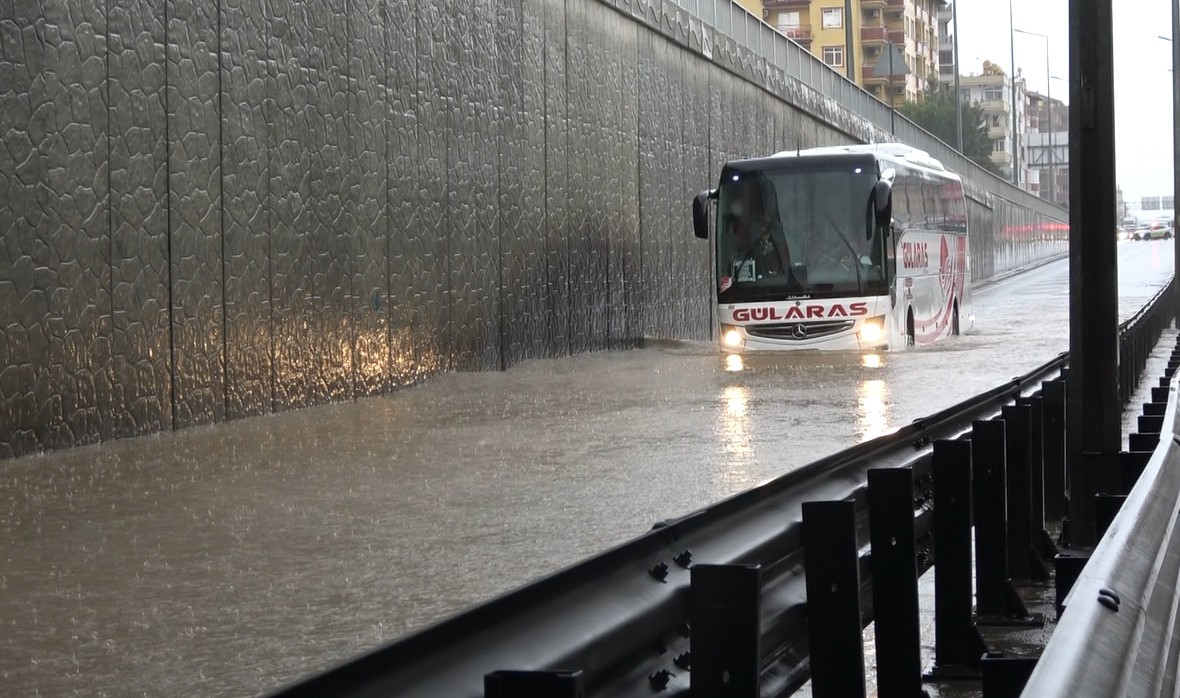 alanyada-saganak-yagis-trafigi-felc-etti