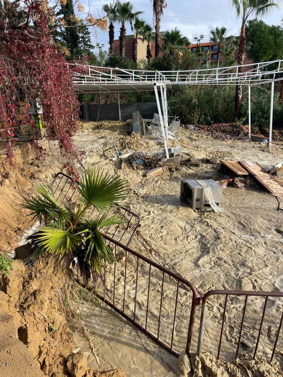 alanyada-tasan-dere-5-yildizli-otelin-sahildeki-kafesini-yikti