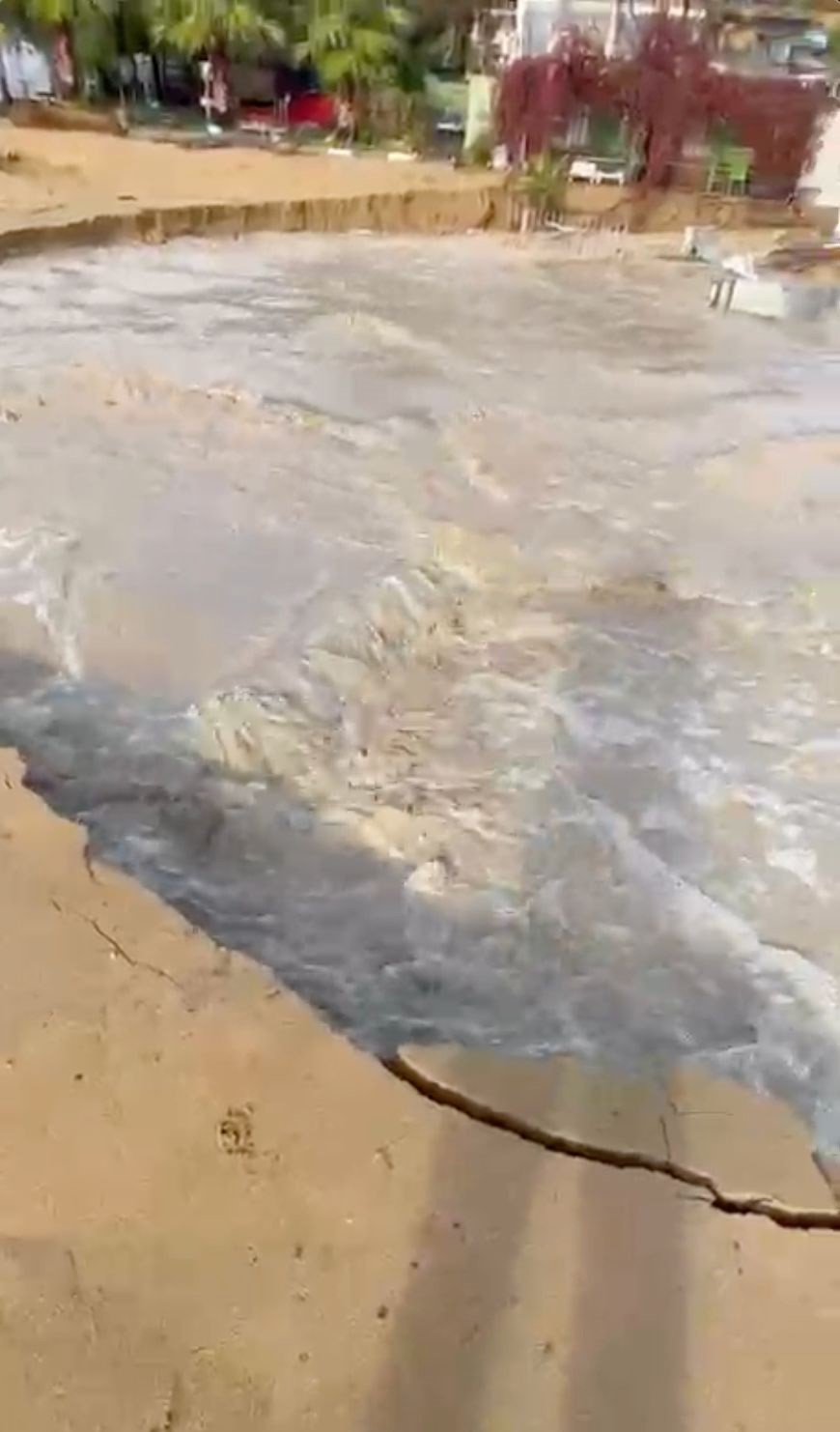 alanyada-tasan-dere-5-yildizli-otelin-sahildeki-kafesini-yikti