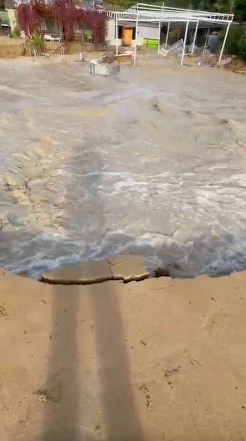 alanyada-tasan-dere-5-yildizli-otelin-sahildeki-kafesini-yikti