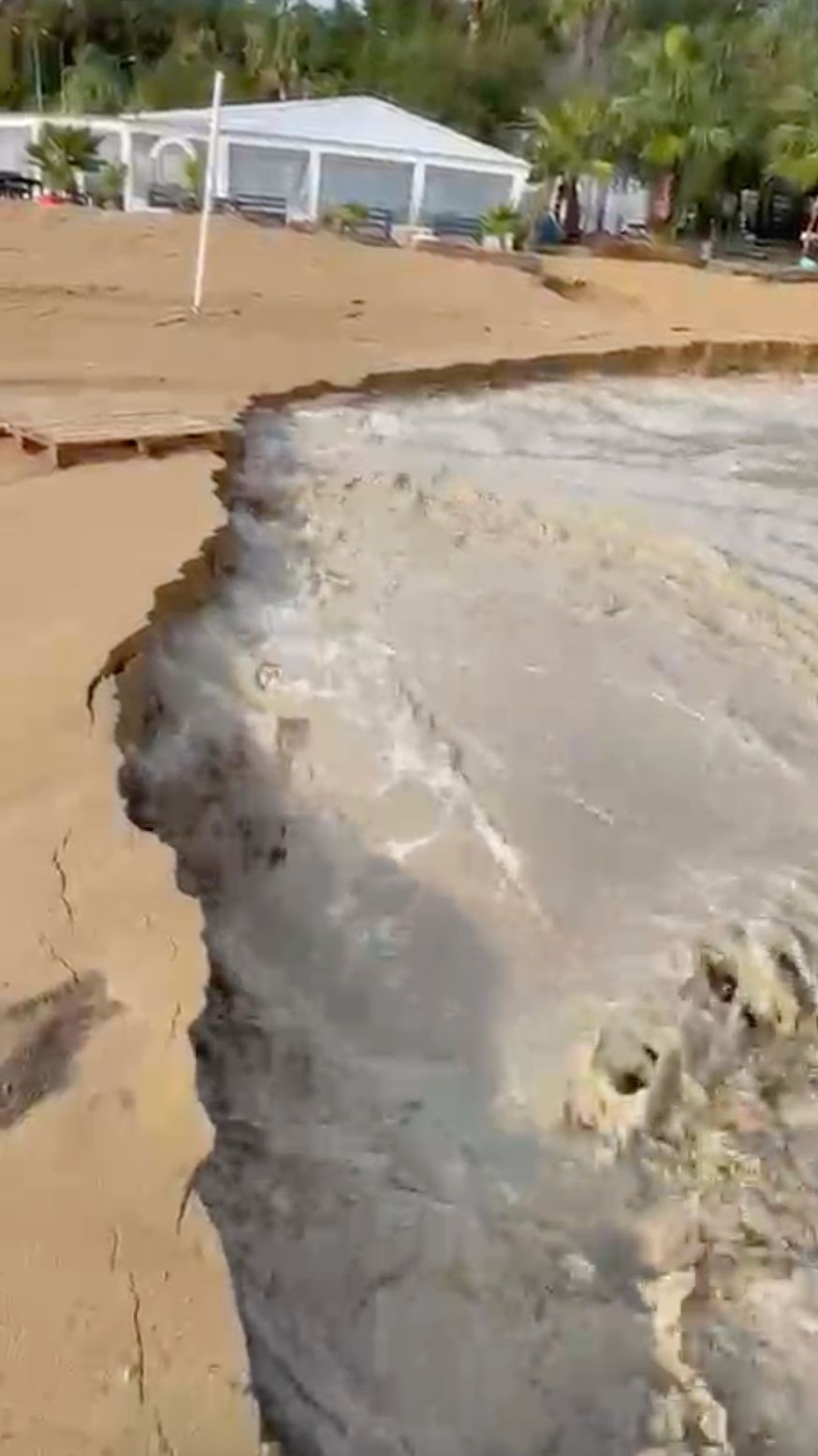 alanyada-tasan-dere-5-yildizli-otelin-sahildeki-kafesini-yikti