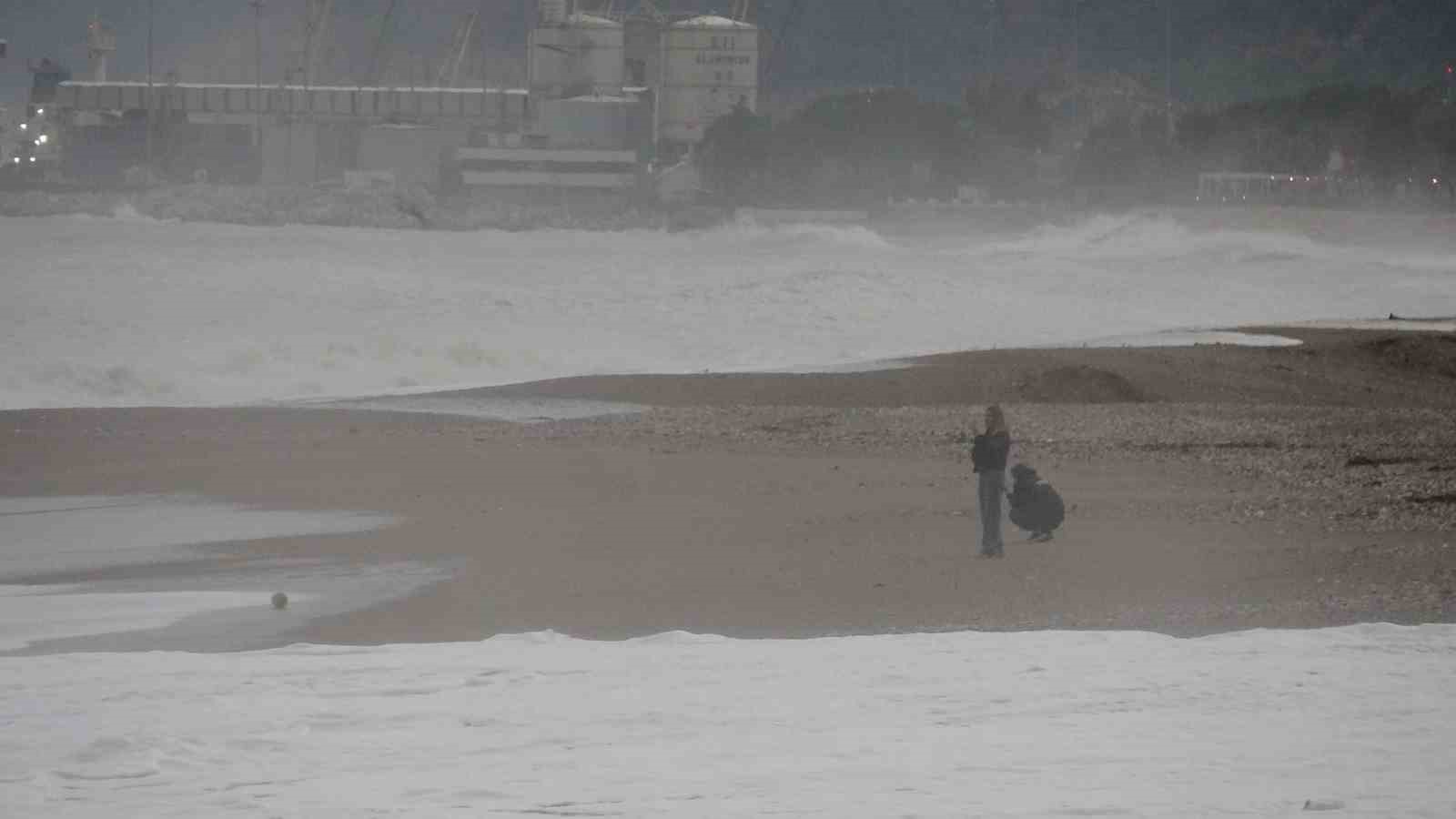 antalyada-siddetli-yagis-etkili-oldu-simsekler-gorsel-solen-olusturdu