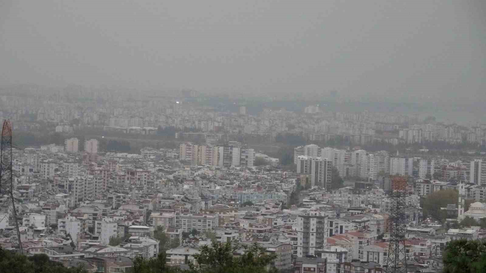 antalyada-siddetli-yagis-etkili-oldu-simsekler-gorsel-solen-olusturdu