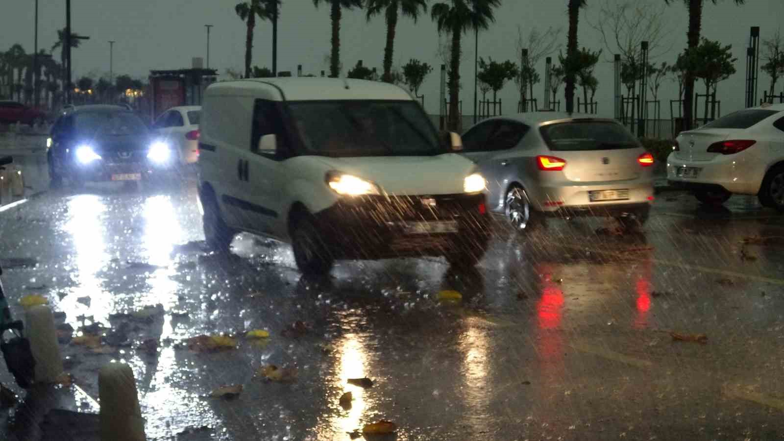 antalyada-siddetli-yagis-etkili-oldu-simsekler-gorsel-solen-olusturdu