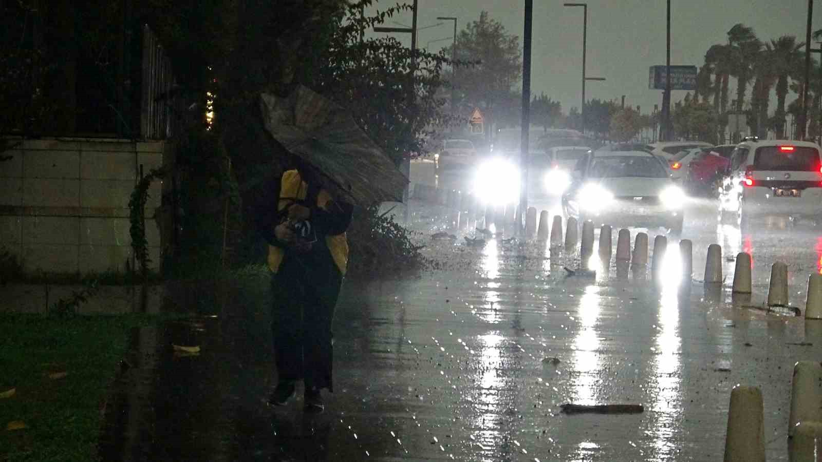 antalyada-siddetli-yagis-etkili-oldu-simsekler-gorsel-solen-olusturdu