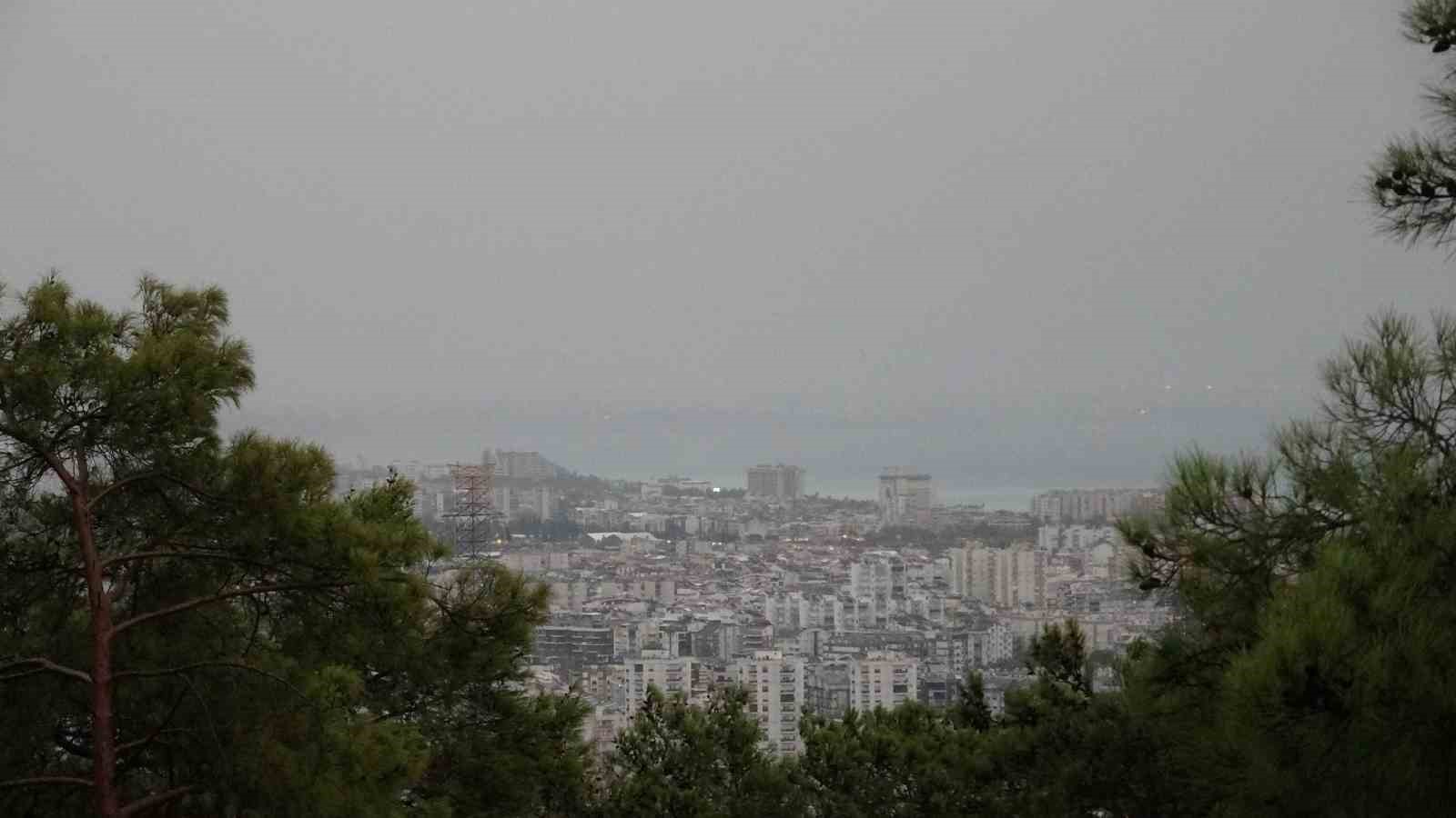 antalyada-siddetli-yagis-etkili-oldu-simsekler-gorsel-solen-olusturdu