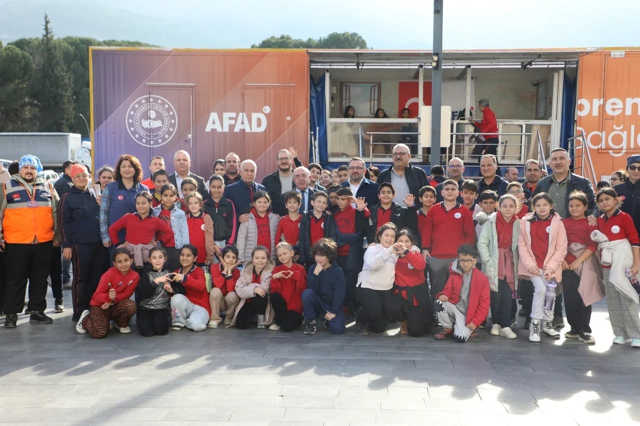 deprem-ani-gercekci-bir-ortamda-canlandirildi