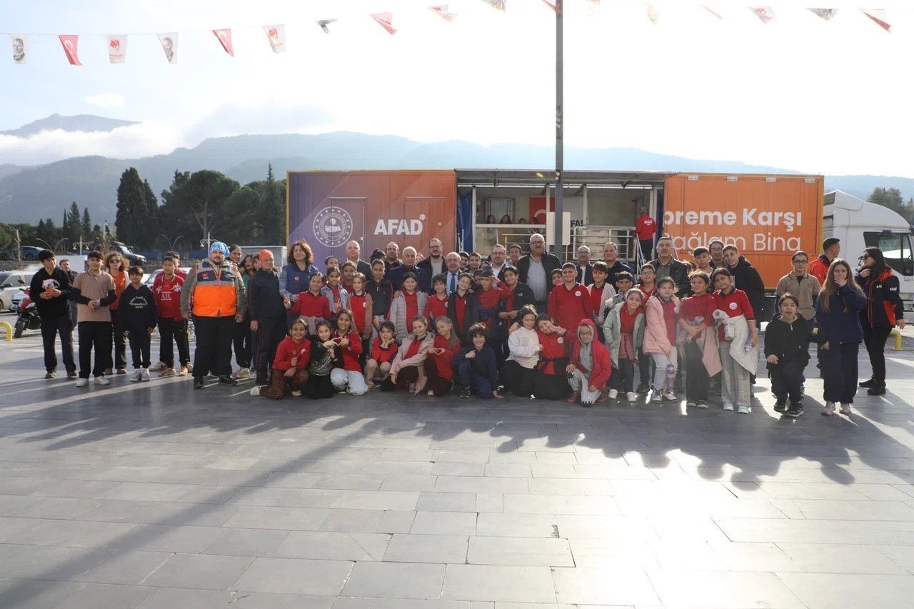 deprem-ani-gercekci-bir-ortamda-canlandirildi