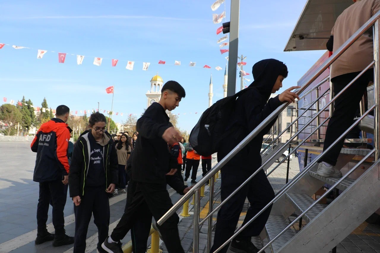 deprem-ani-gercekci-bir-ortamda-canlandirildi