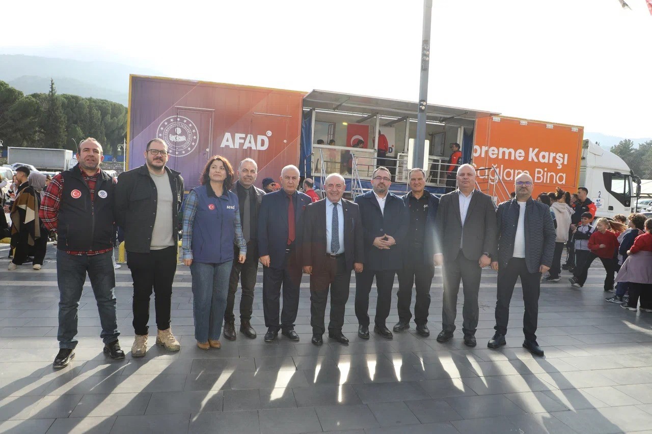 deprem-ani-gercekci-bir-ortamda-canlandirildi