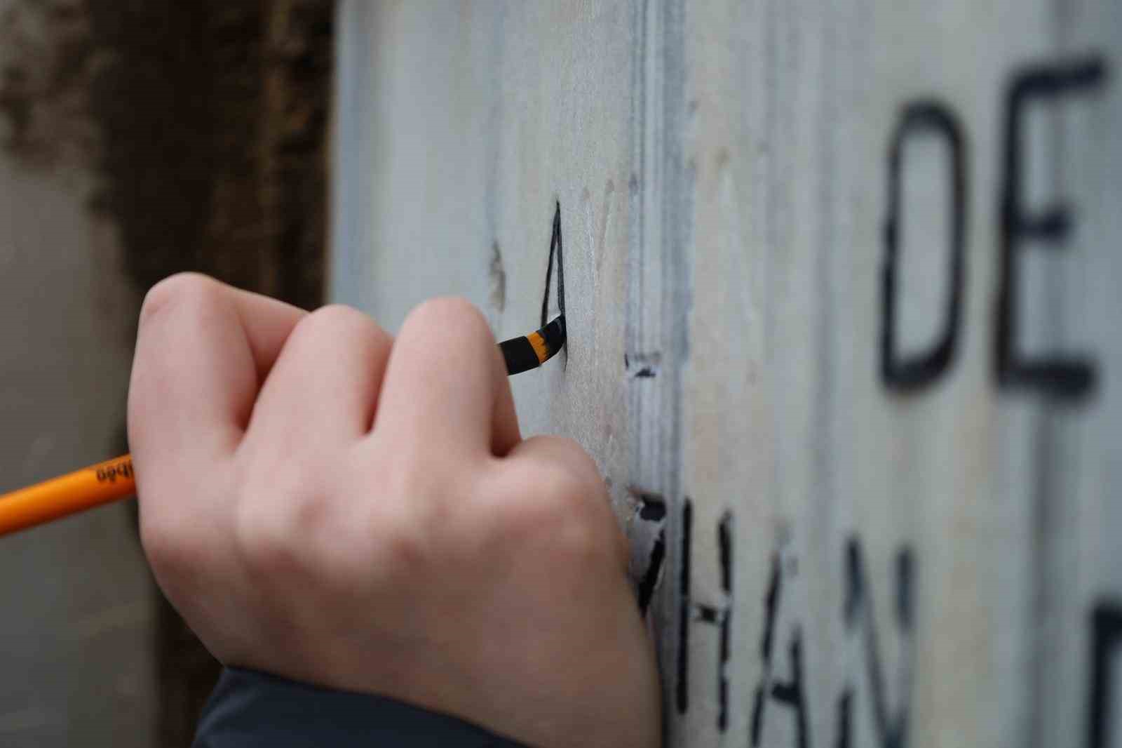 deprem-anitinda-genclerden-anlamli_calisma