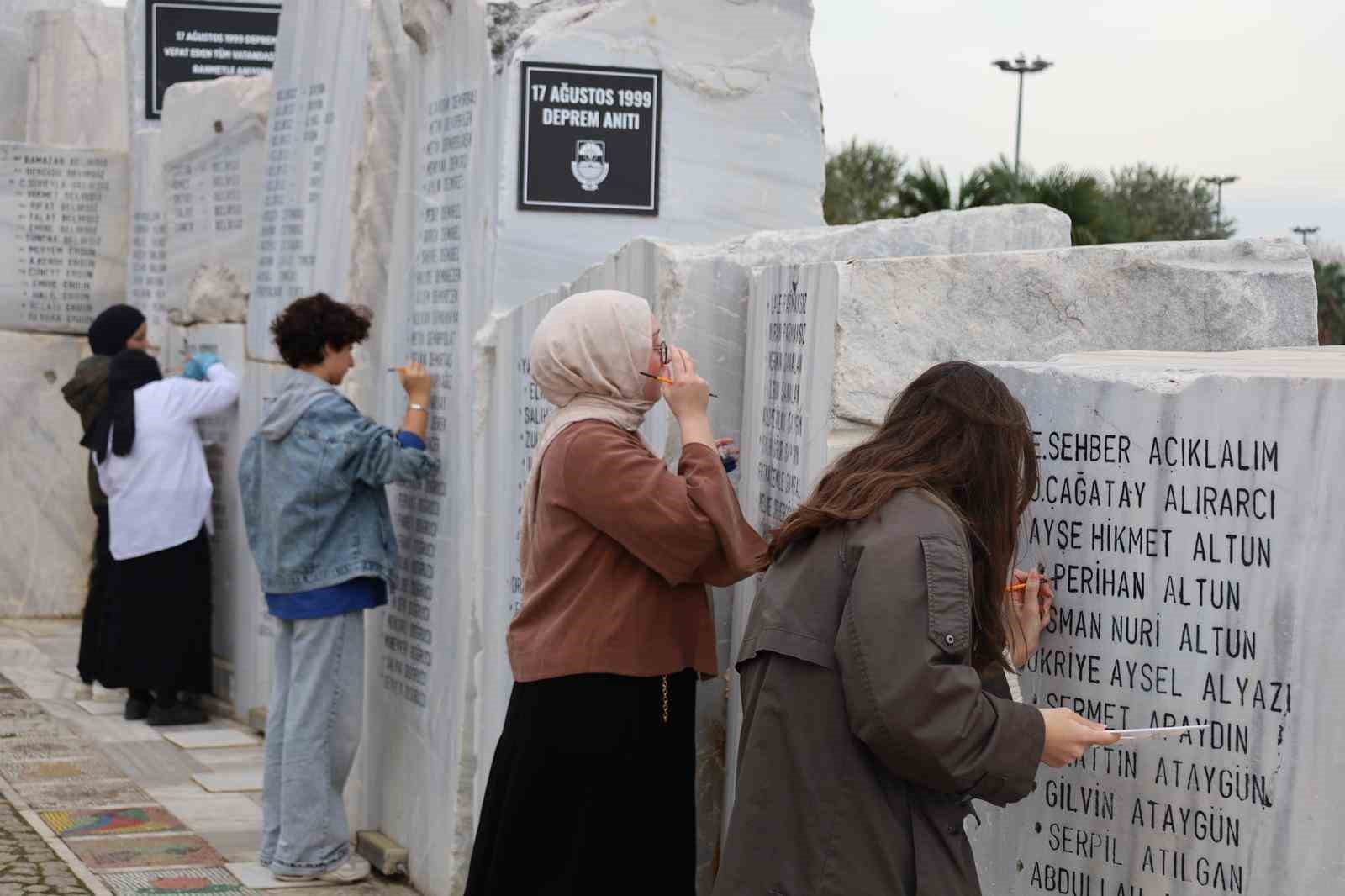 deprem-anitinda-genclerden-anlamli_calisma