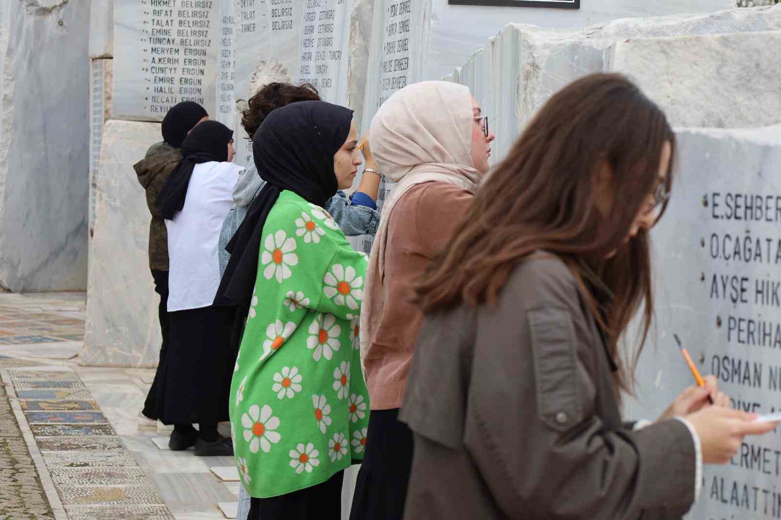 deprem-anitinda-genclerden-anlamli_calisma