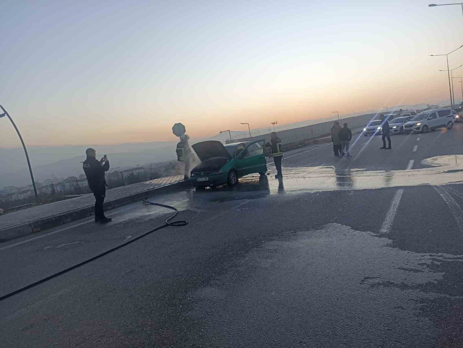 elazigda-seyir-halindeki-arac-alev-aldi