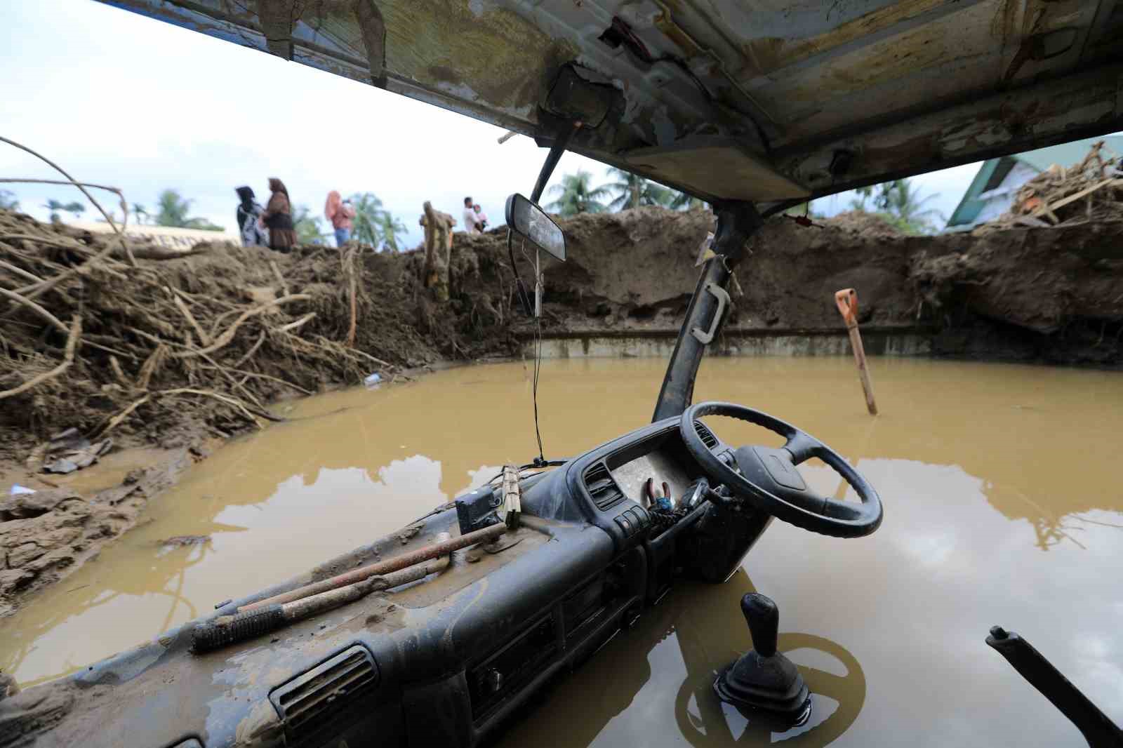 guney-asyadaki-sel-ve-toprak-kaymalarinda-can-kaybi-bin-149a-yukseldi