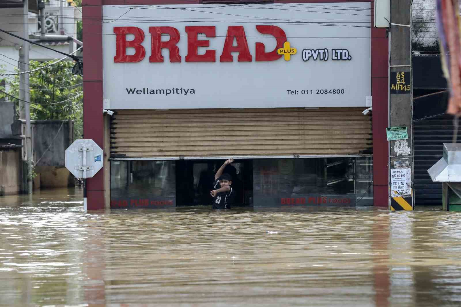 guney-asyadaki-sel-ve-toprak-kaymalarinda-can-kaybi-bin-149a-yukseldi