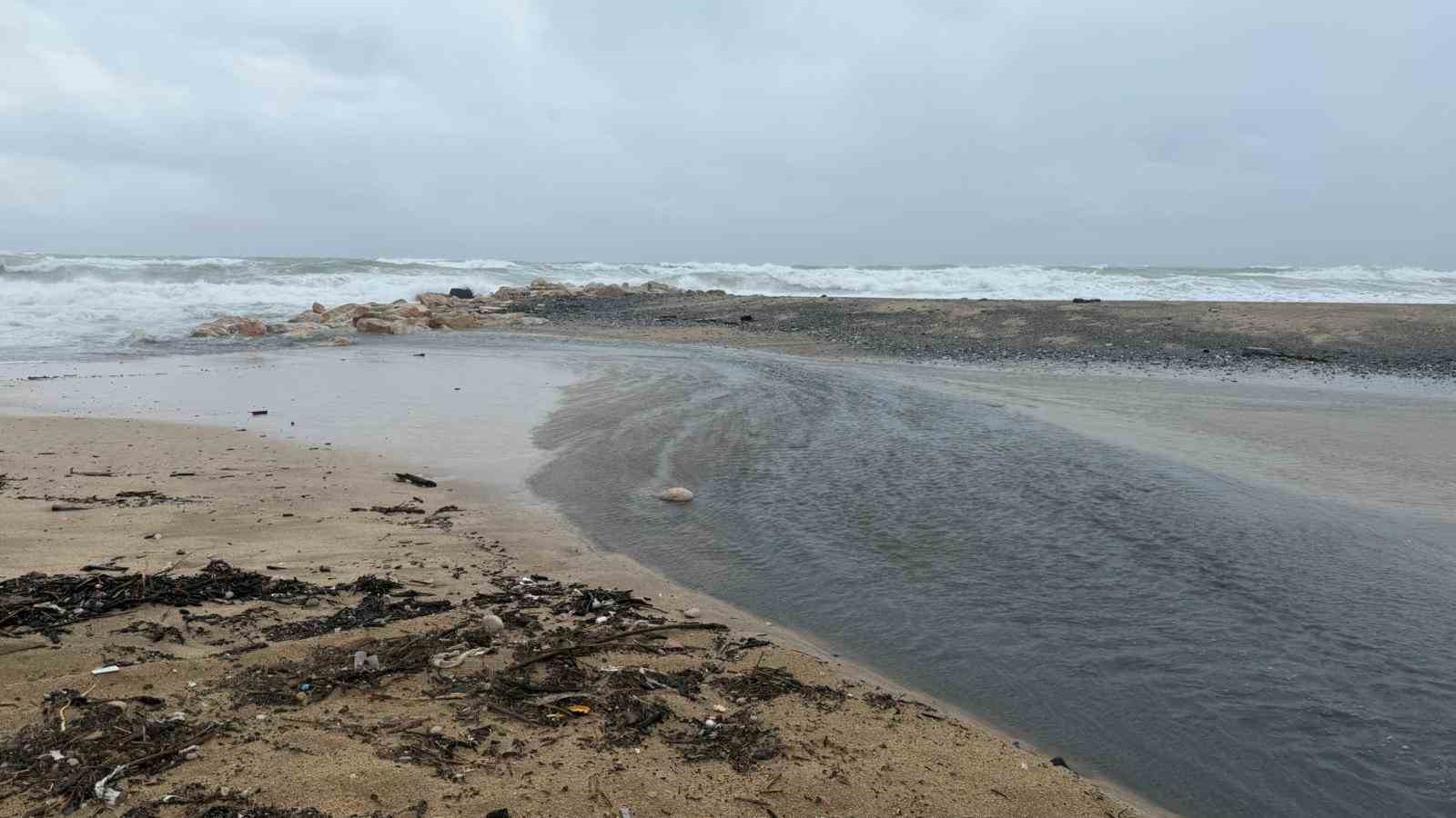iskinin-karaburun-tesisinde-tepki-ceken-goruntu-atik-su-denize-bosaltiliyor