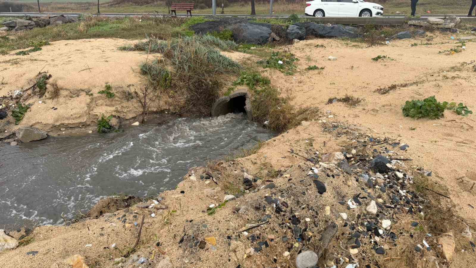iskinin-karaburun-tesisinde-tepki-ceken-goruntu-atik-su-denize-bosaltiliyor