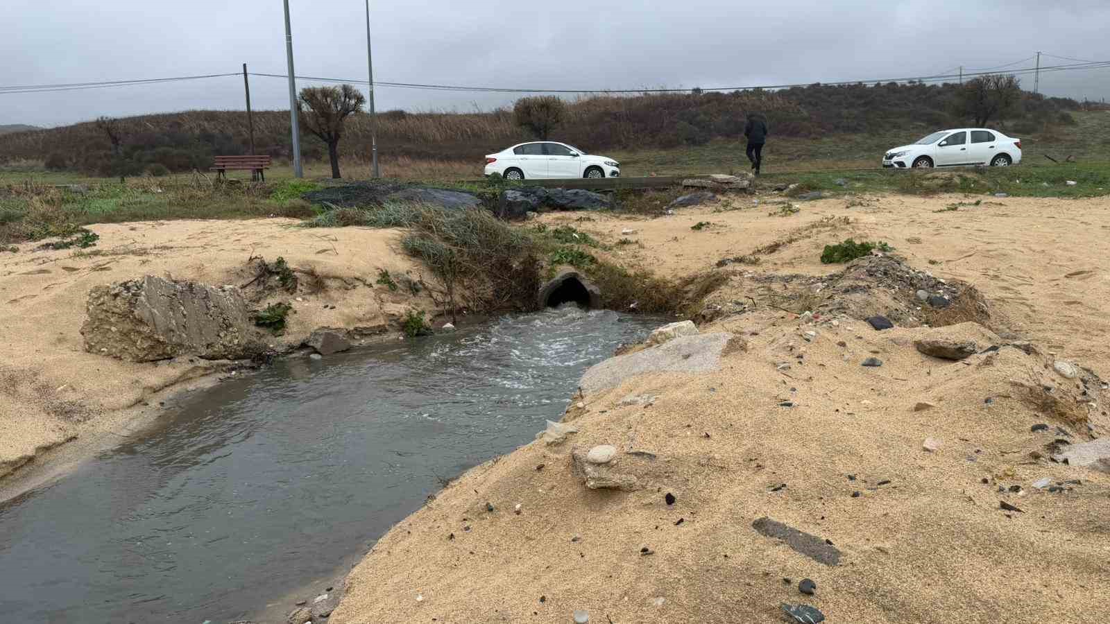 iskinin-karaburun-tesisinde-tepki-ceken-goruntu-atik-su-denize-bosaltiliyor
