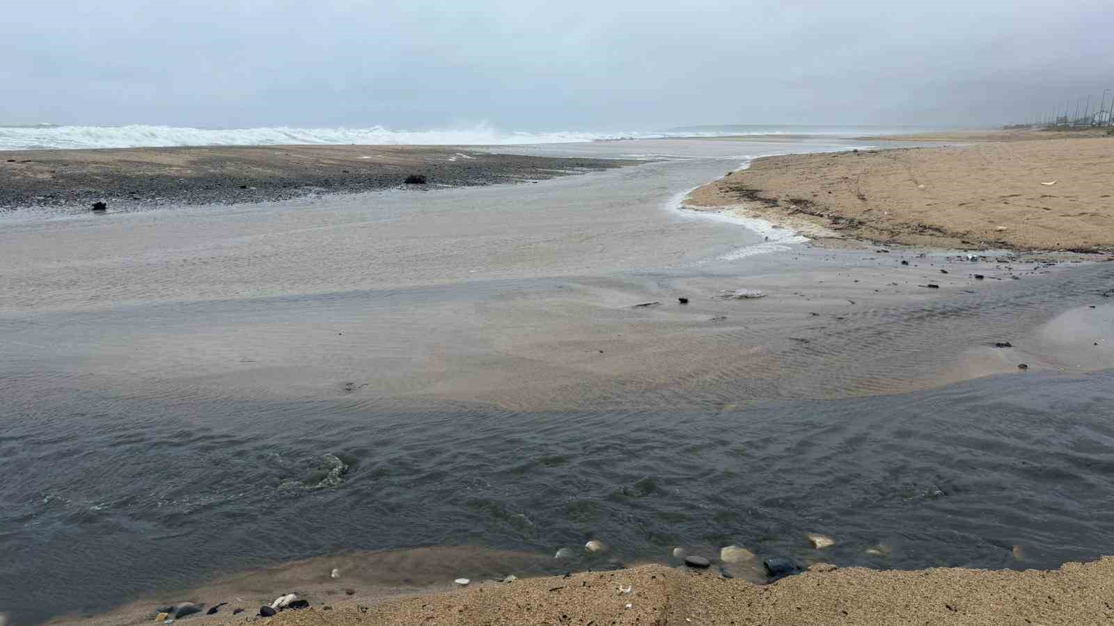 iskinin-karaburun-tesisinde-tepki-ceken-goruntu-atik-su-denize-bosaltiliyor