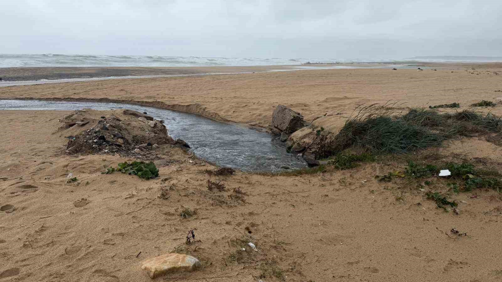 iskinin-karaburun-tesisinde-tepki-ceken-goruntu-atik-su-denize-bosaltiliyor
