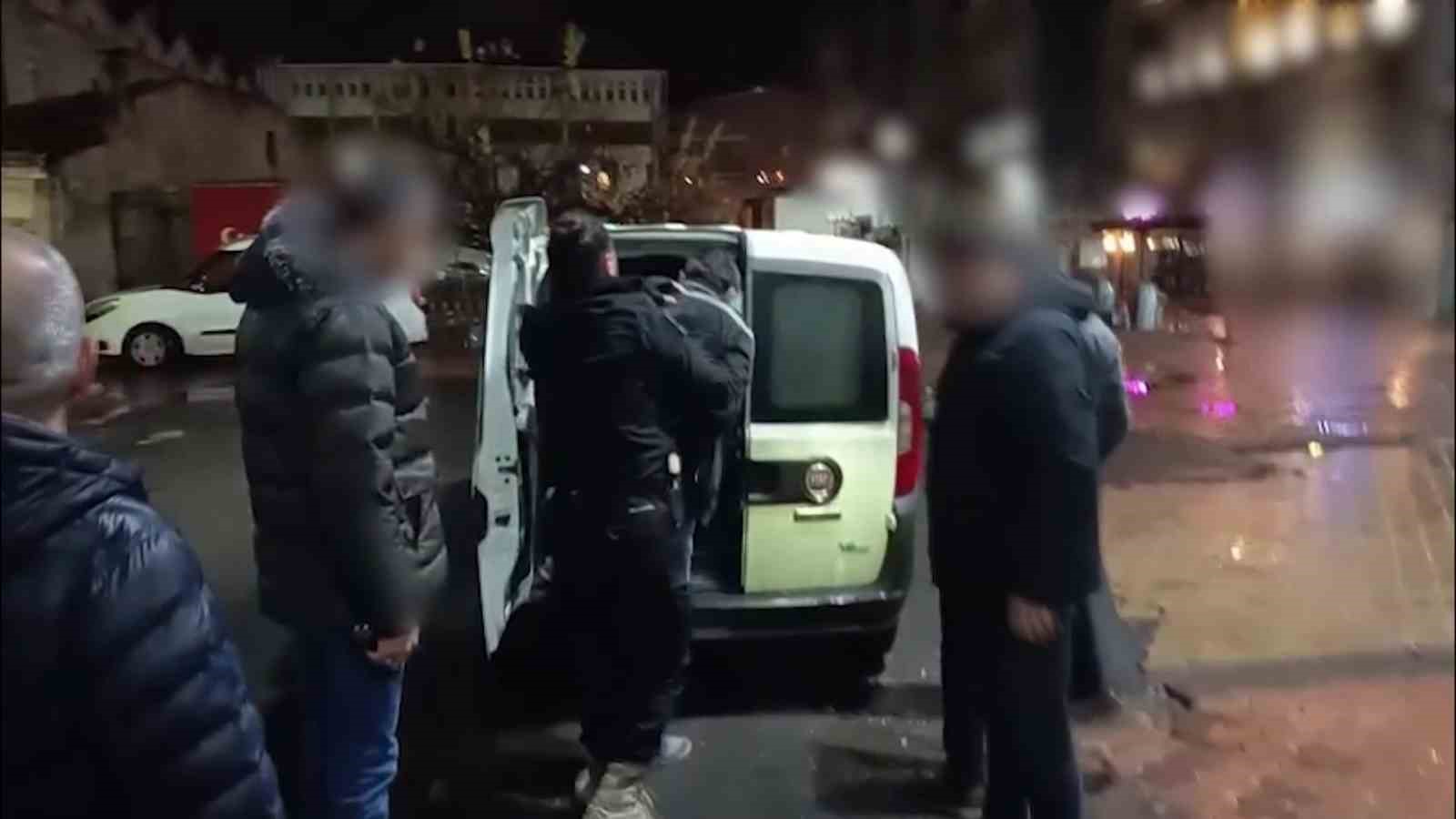 kendi-yaptigi-gizli-odada-saklandi-polisten-kacamadi