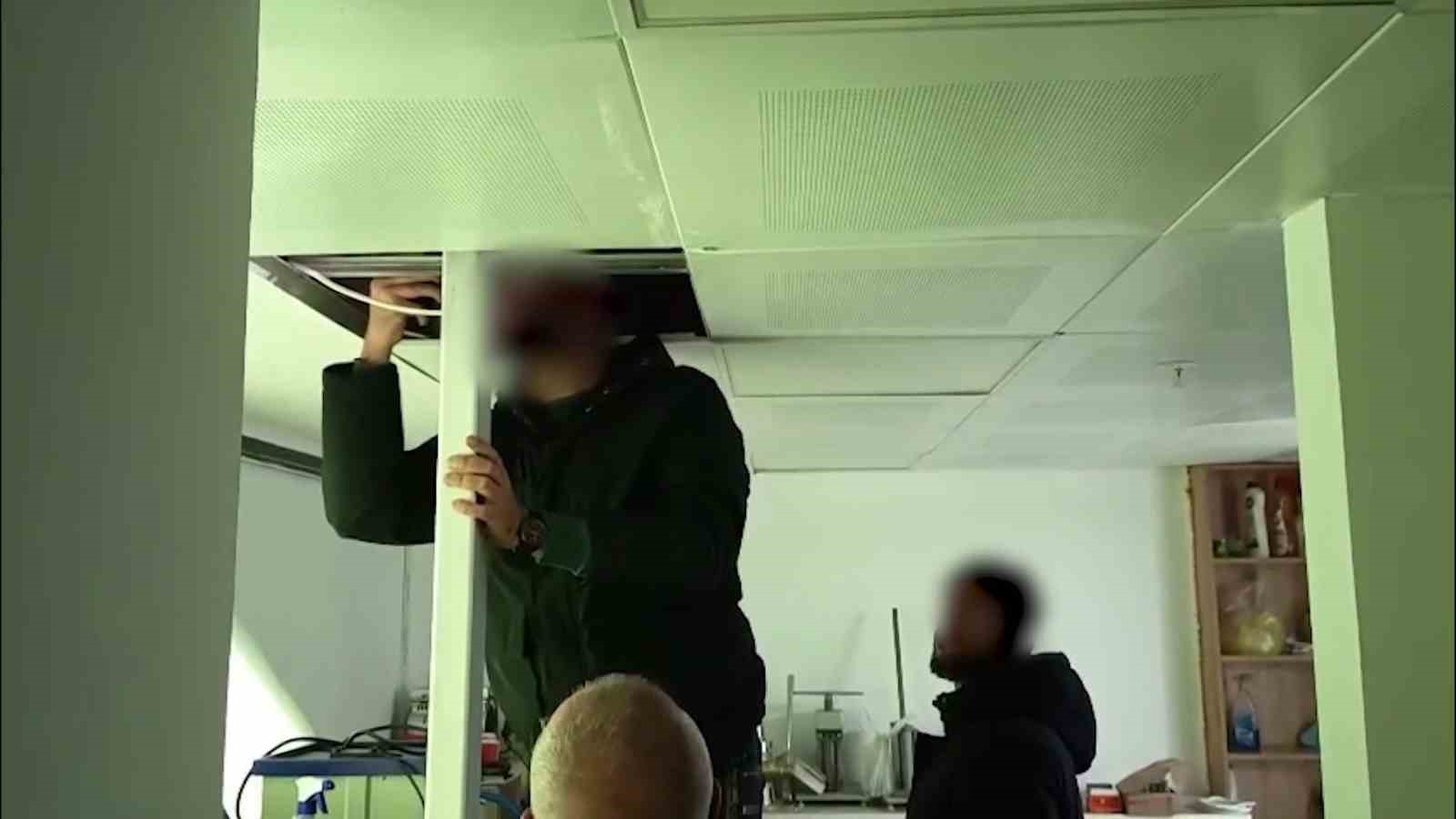 kendi-yaptigi-gizli-odada-saklandi-polisten-kacamadi