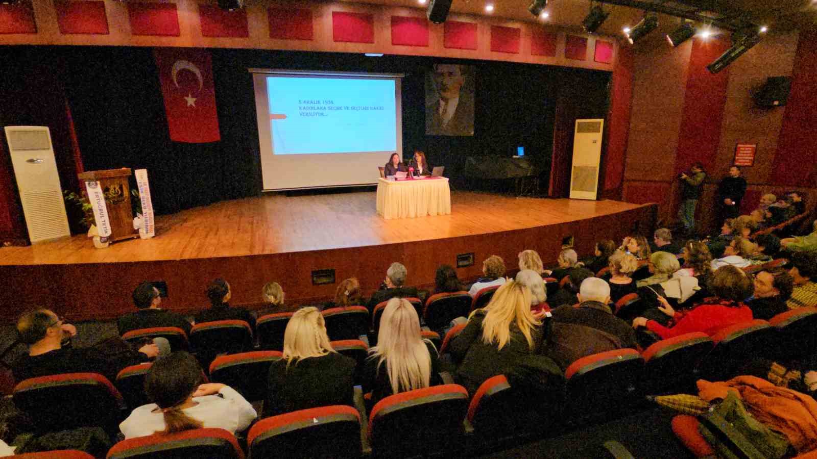 nazillide-cumhuriyetin-ilk-kadin-vekilleri-konusuldu