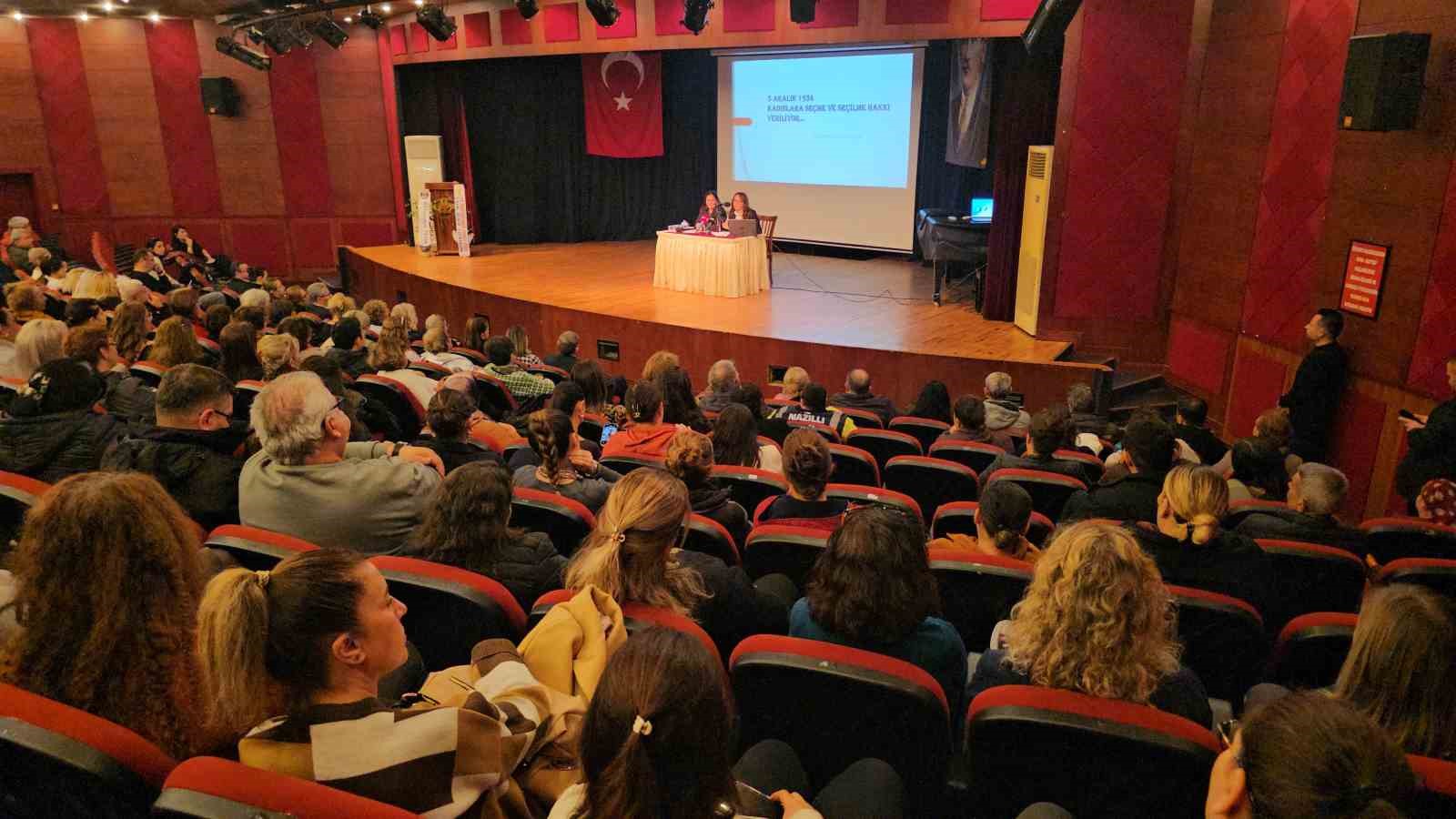 nazillide-cumhuriyetin-ilk-kadin-vekilleri-konusuldu