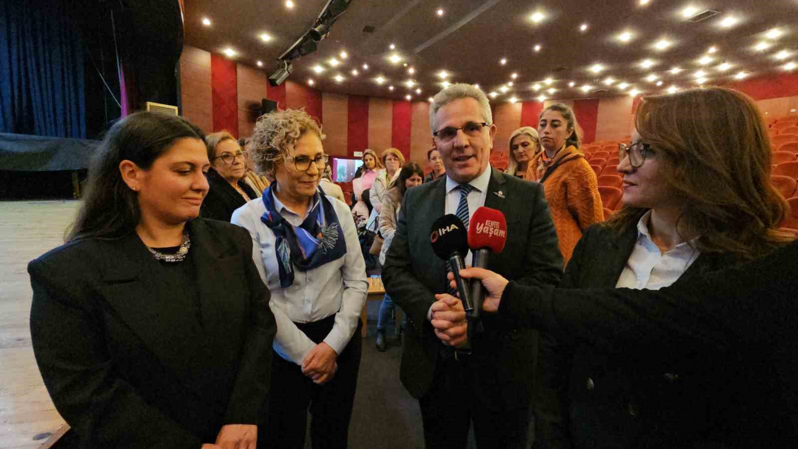 nazillide-cumhuriyetin-ilk-kadin-vekilleri-konusuldu