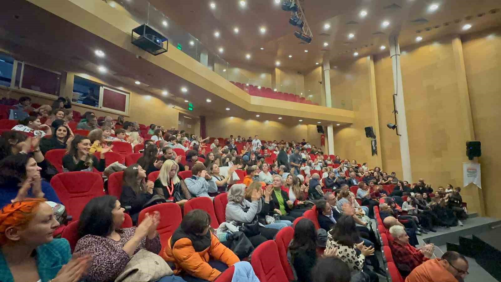 otizmli-bireylerin-sahne-performansi-ayakta-alkislandi