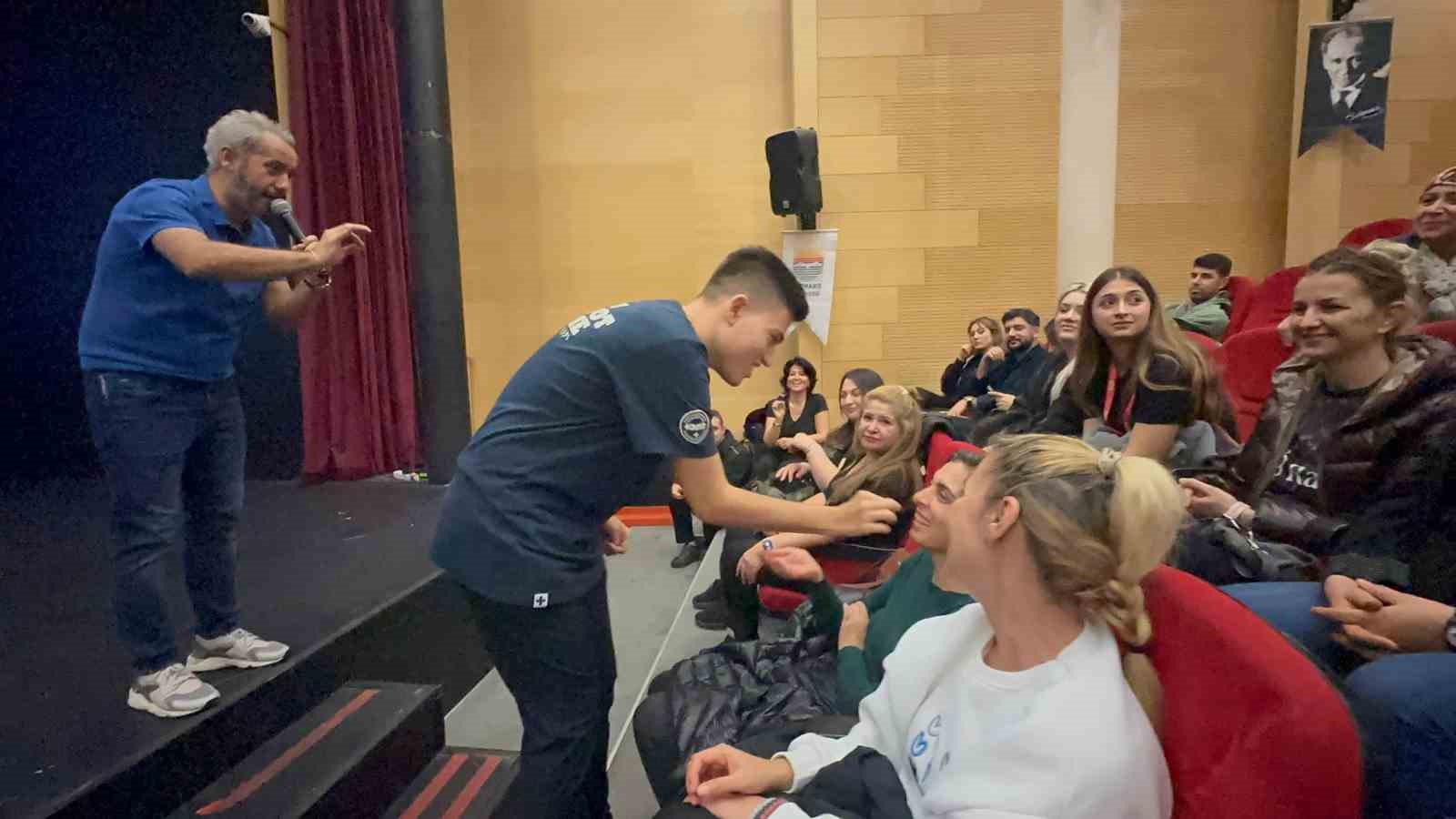 otizmli-bireylerin-sahne-performansi-ayakta-alkislandi