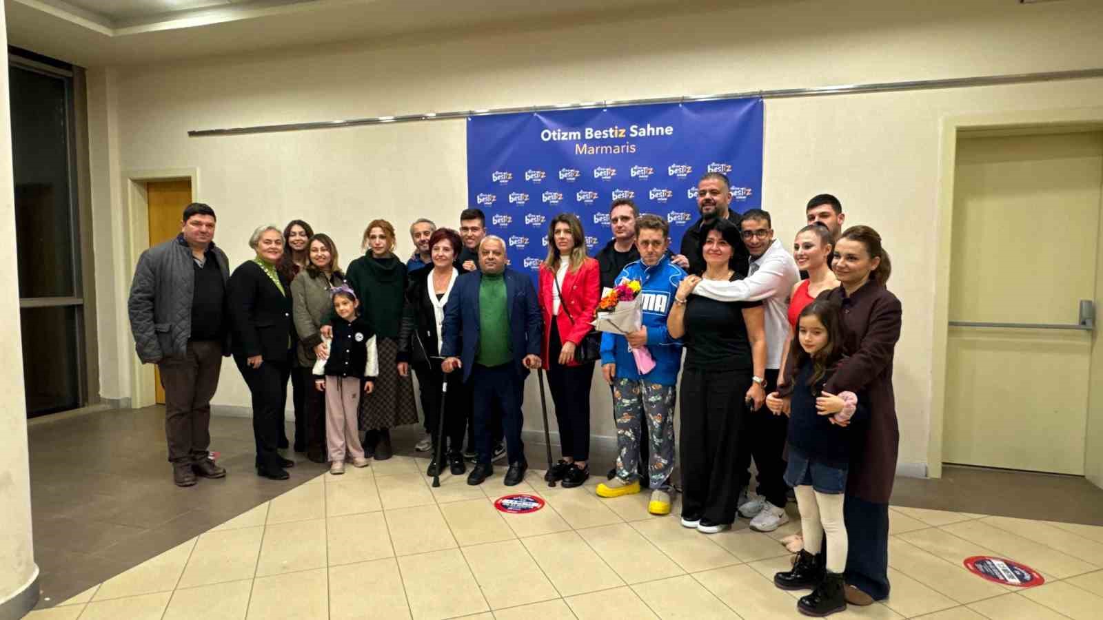 otizmli-bireylerin-sahne-performansi-ayakta-alkislandi