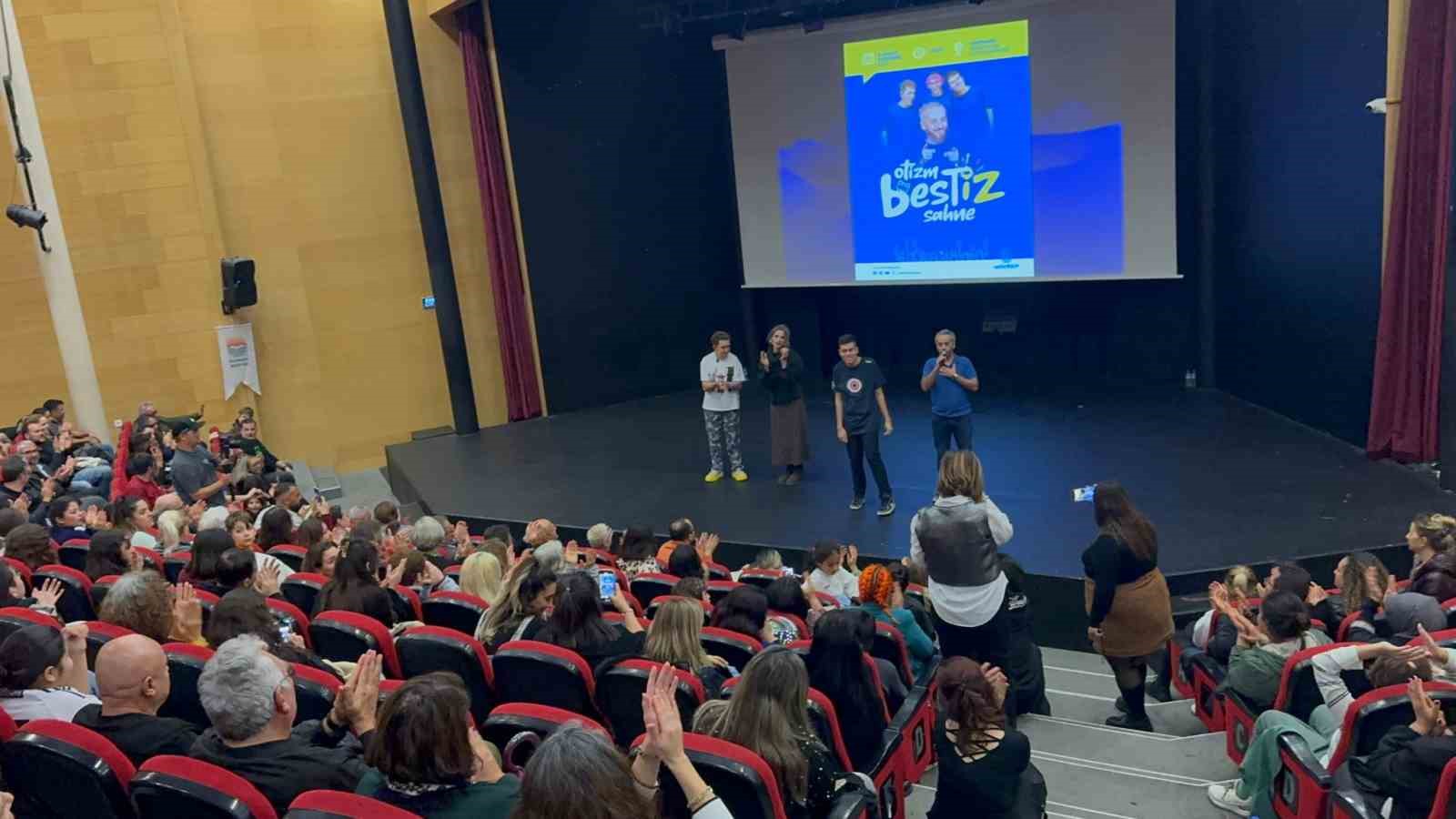 otizmli-bireylerin-sahne-performansi-ayakta-alkislandi