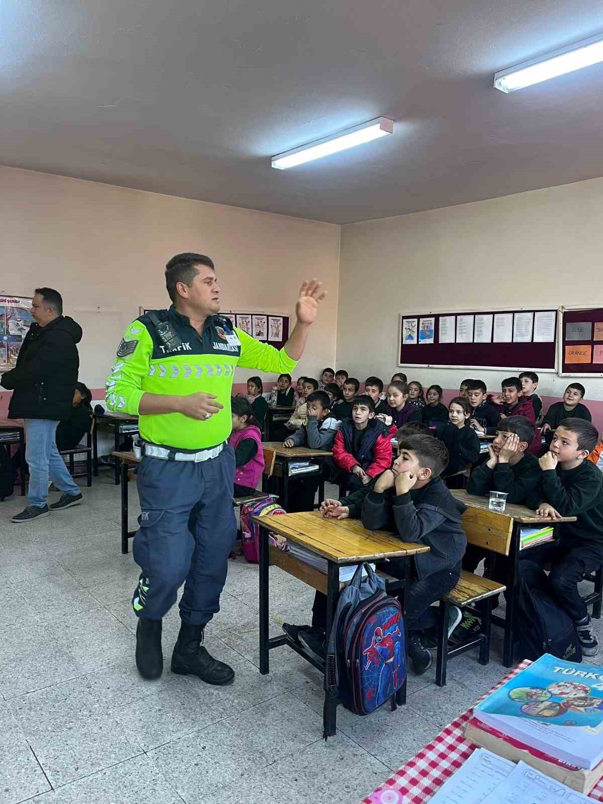 pozantida-ilkokul-ogrencilerine-trafik-egitimi