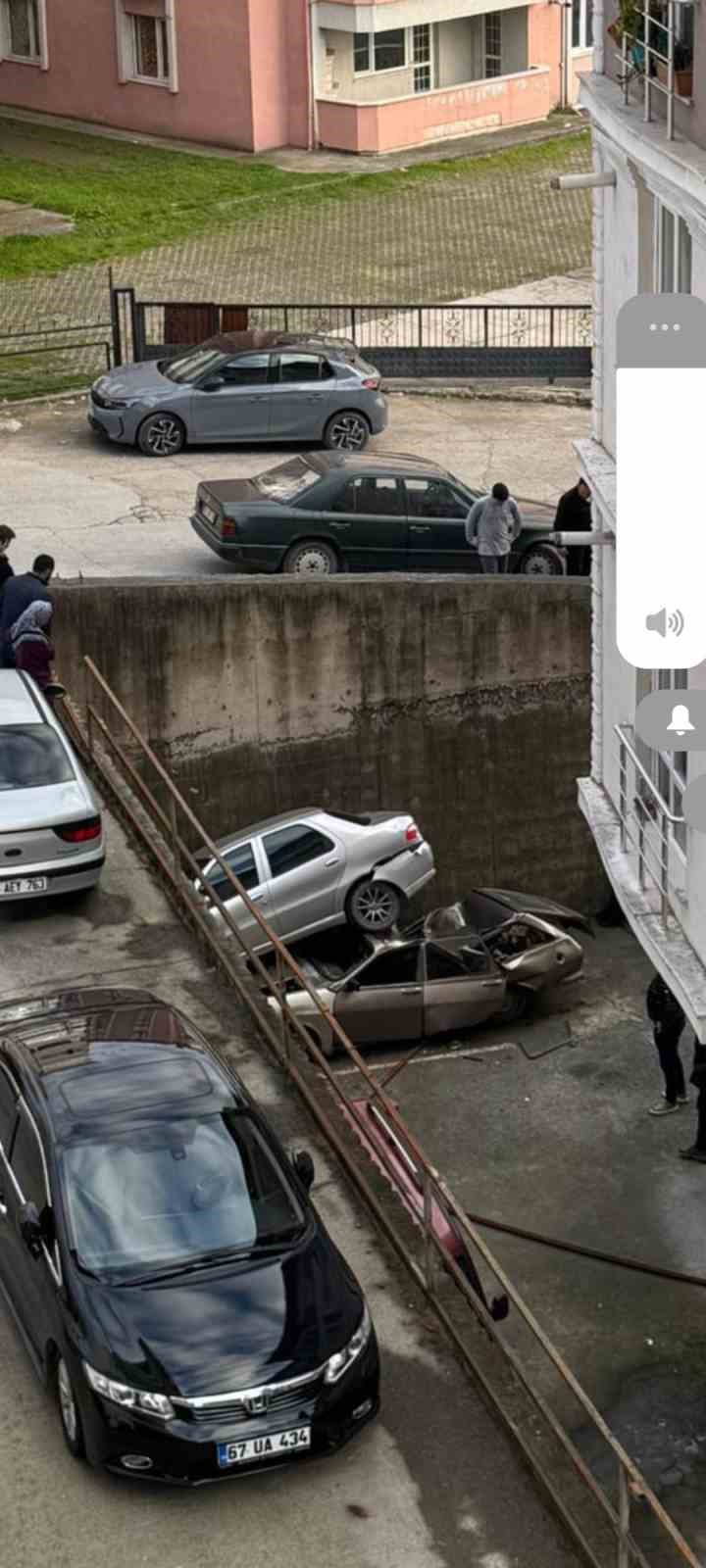 rampada-geriye-kayan-otomobil-8-metreden-duserek-park-halindeki-aracin-uzerine-cikti