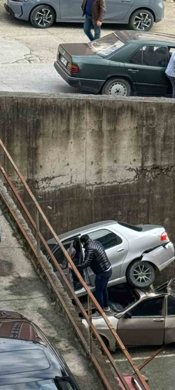 rampada-geriye-kayan-otomobil-8-metreden-duserek-park-halindeki-aracin-uzerine-cikti