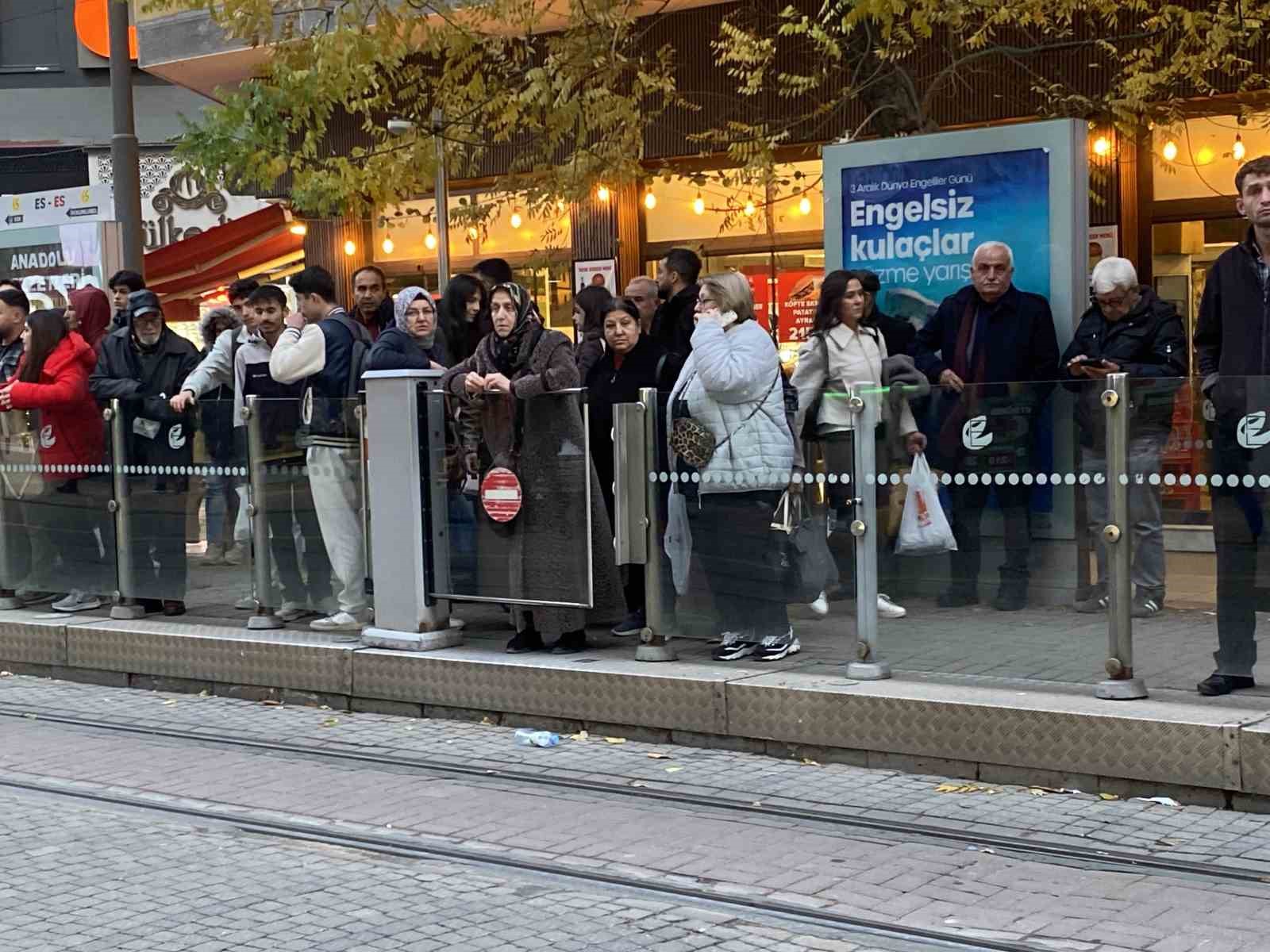teknik-ariza-sebebiyle-tramvay-seferleri-aksadi-duraklarda-yogunluk-olustu