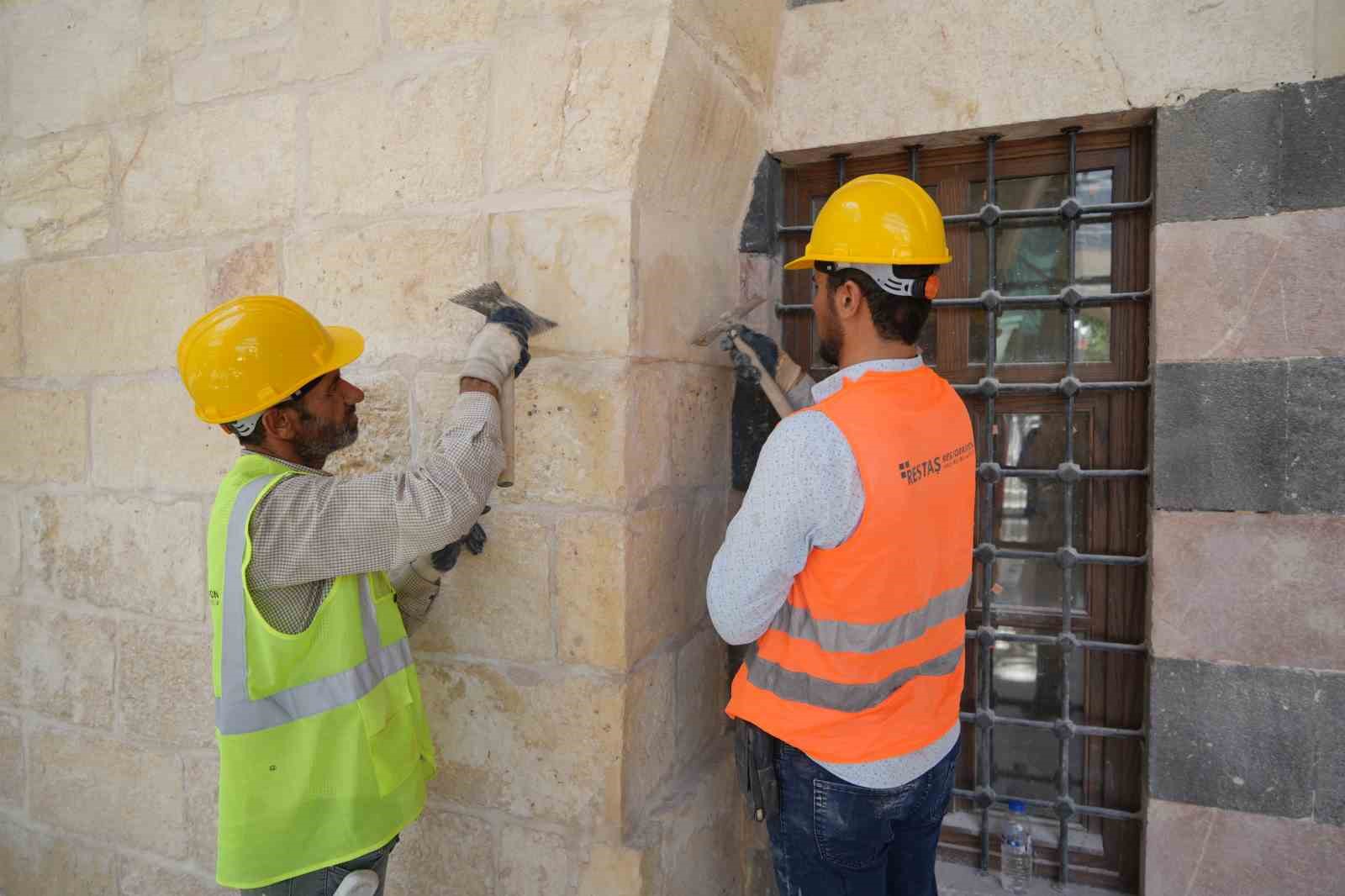 depremde-yikilan-tarihi-camiler-yeniden-ayaga-kaldiriliyor