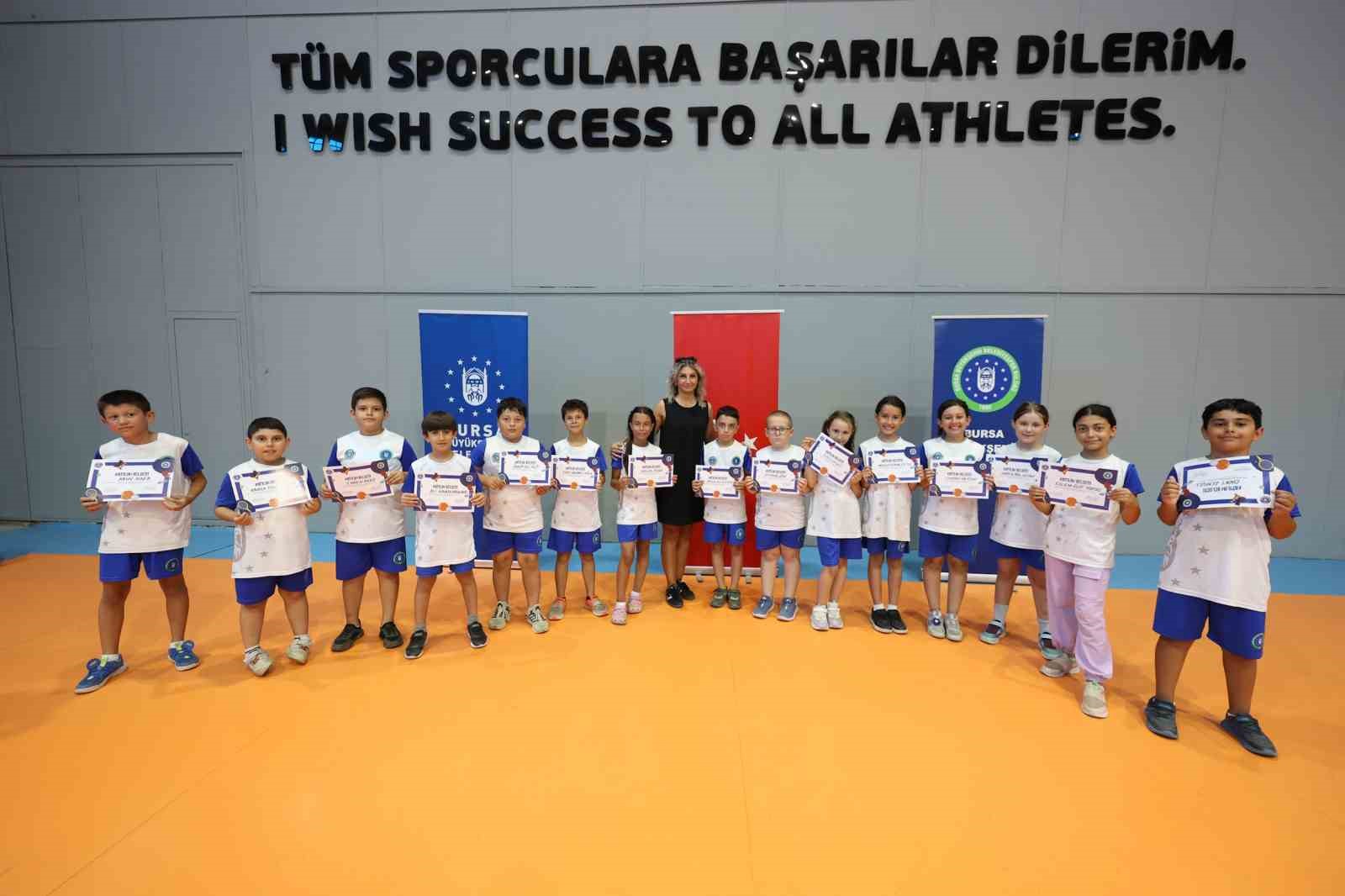 yaz-spor-okullarinda-cocuklar-sertifikalarina-kavustu