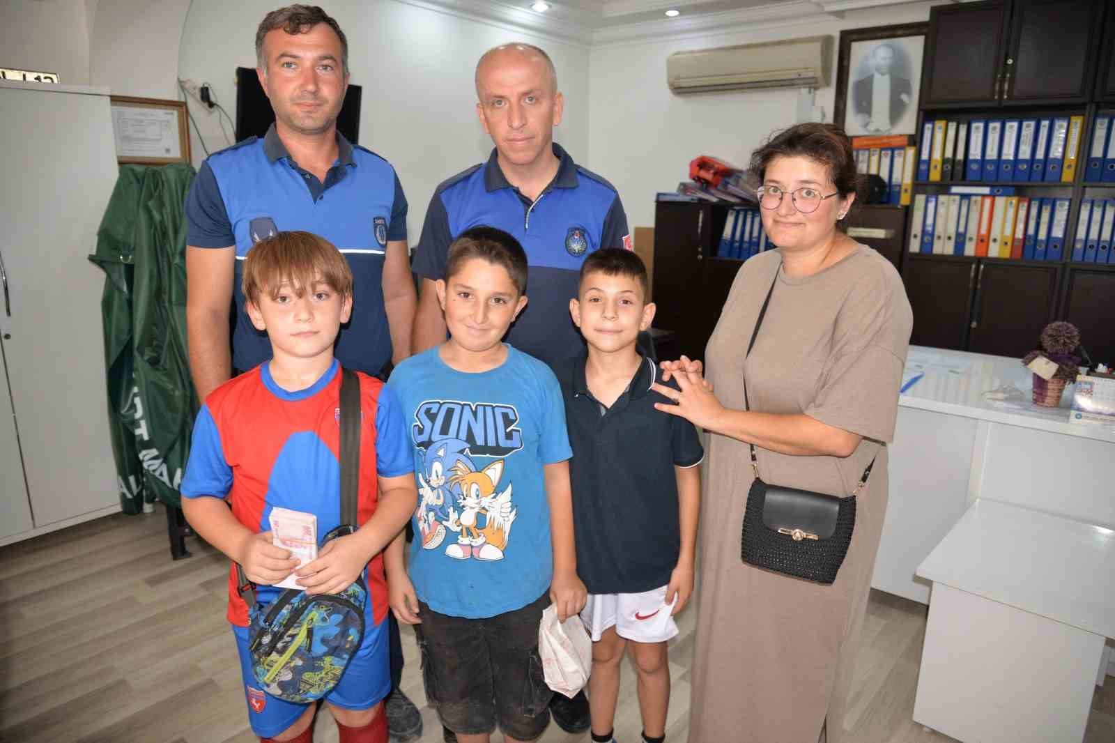 turkelide-ornek-cocuklar-bulduklari-13-bin-400-lirayi-teslim-ettiler