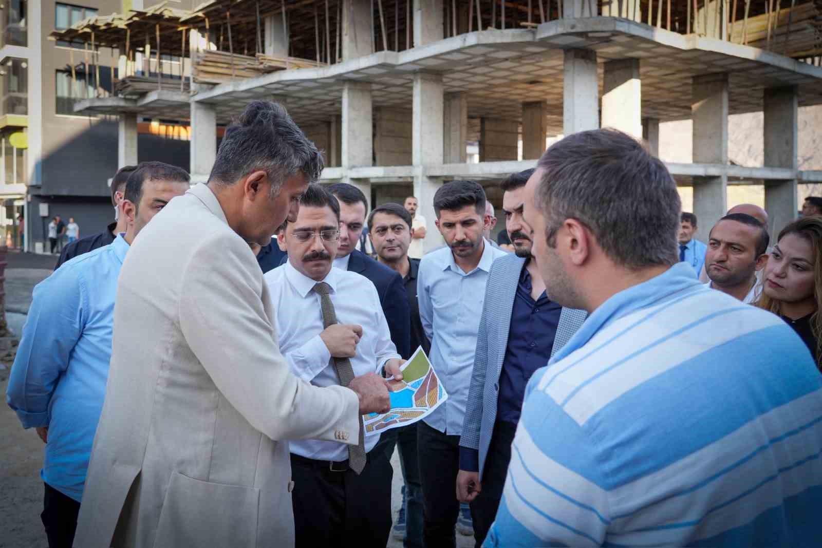 vali-celik-hastanenin-acil-giris-yolunu-inceledi