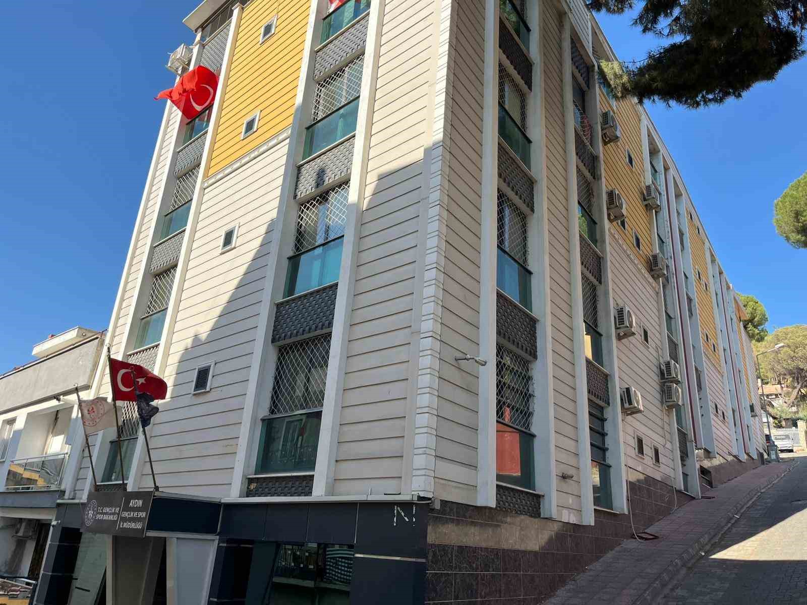 deprem-riski-nedeniyle-mudurluk-binasi-tahliye-edildi