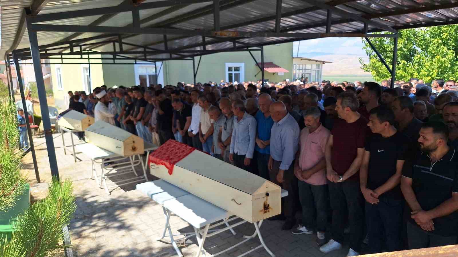 universite-kaydi-icin-ciktiklari-yolda-yanarak-can-veren-babaanne-oglu-ve-torunu-topraga-verildi