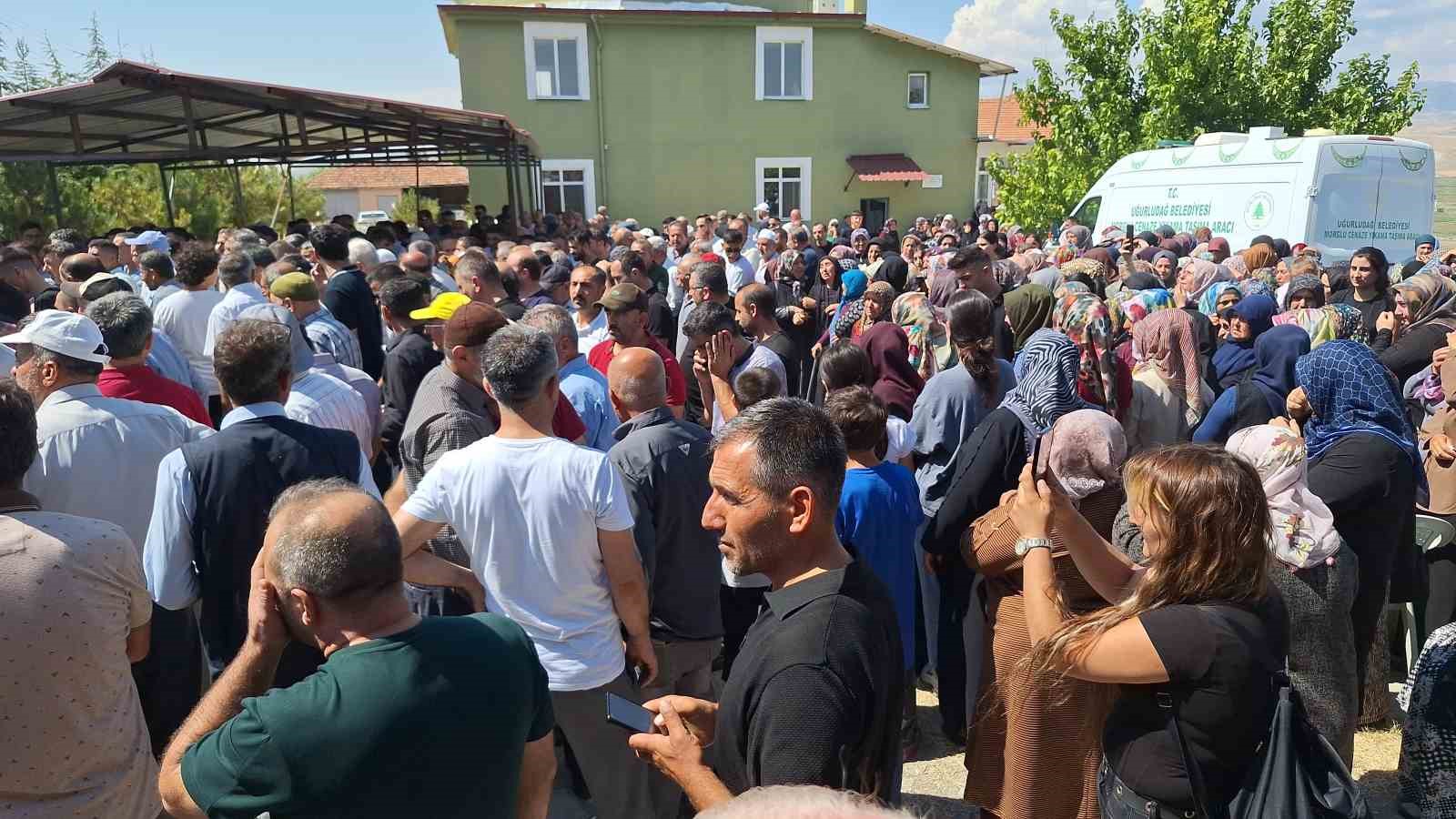universite-kaydi-icin-ciktiklari-yolda-yanarak-can-veren-babaanne-oglu-ve-torunu-topraga-verildi