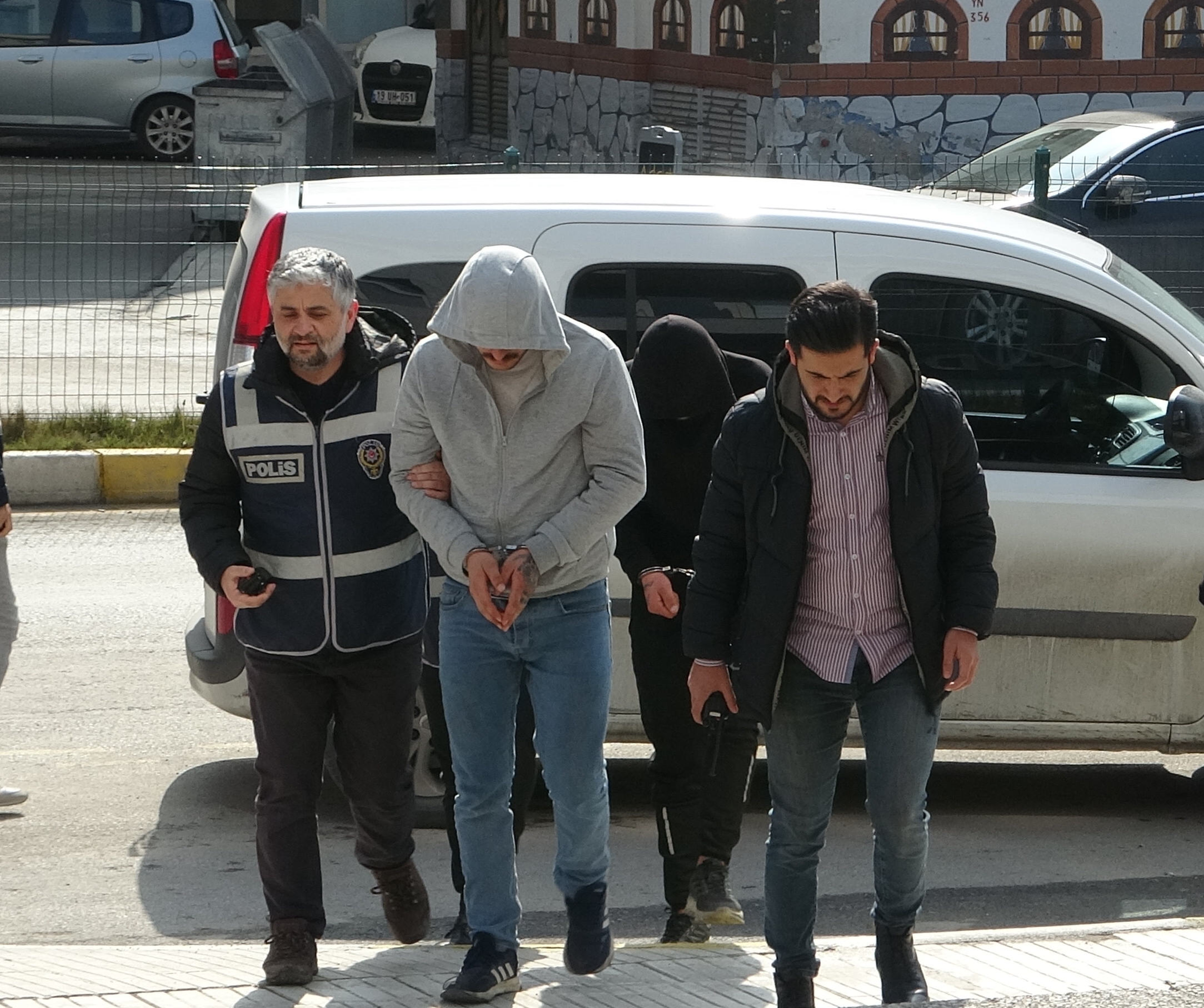 İş Yerlerinden Cep Telefonu Çalan İki Zanlı Tutuklandı