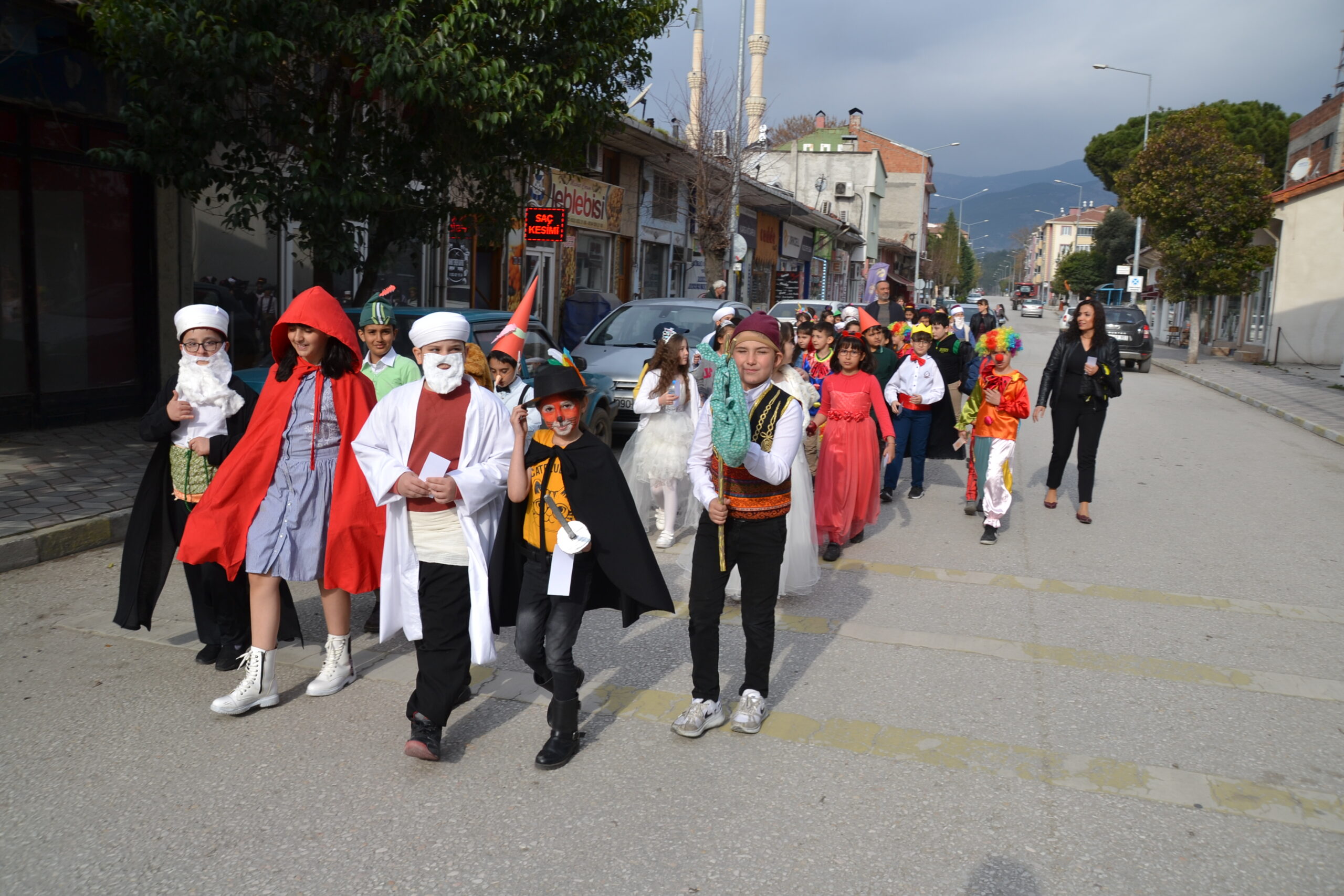 Masal Kahramanlarının Kostümlerini Giyen Öğrenciler Kitap Ayracı Dağıttı