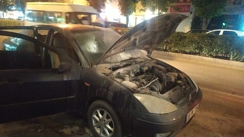Gazi Caddesinde Otomobil Yandi 4 Min