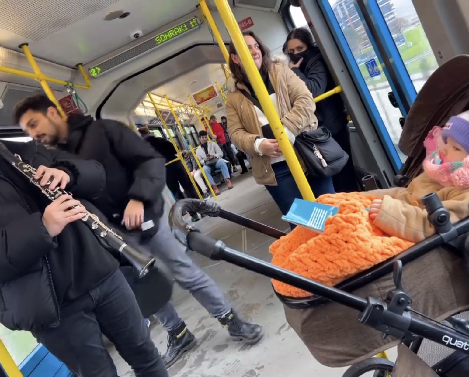 Bursa Metrosunda Aglayan Bebegi Klarnet Ile Uyuttular 0